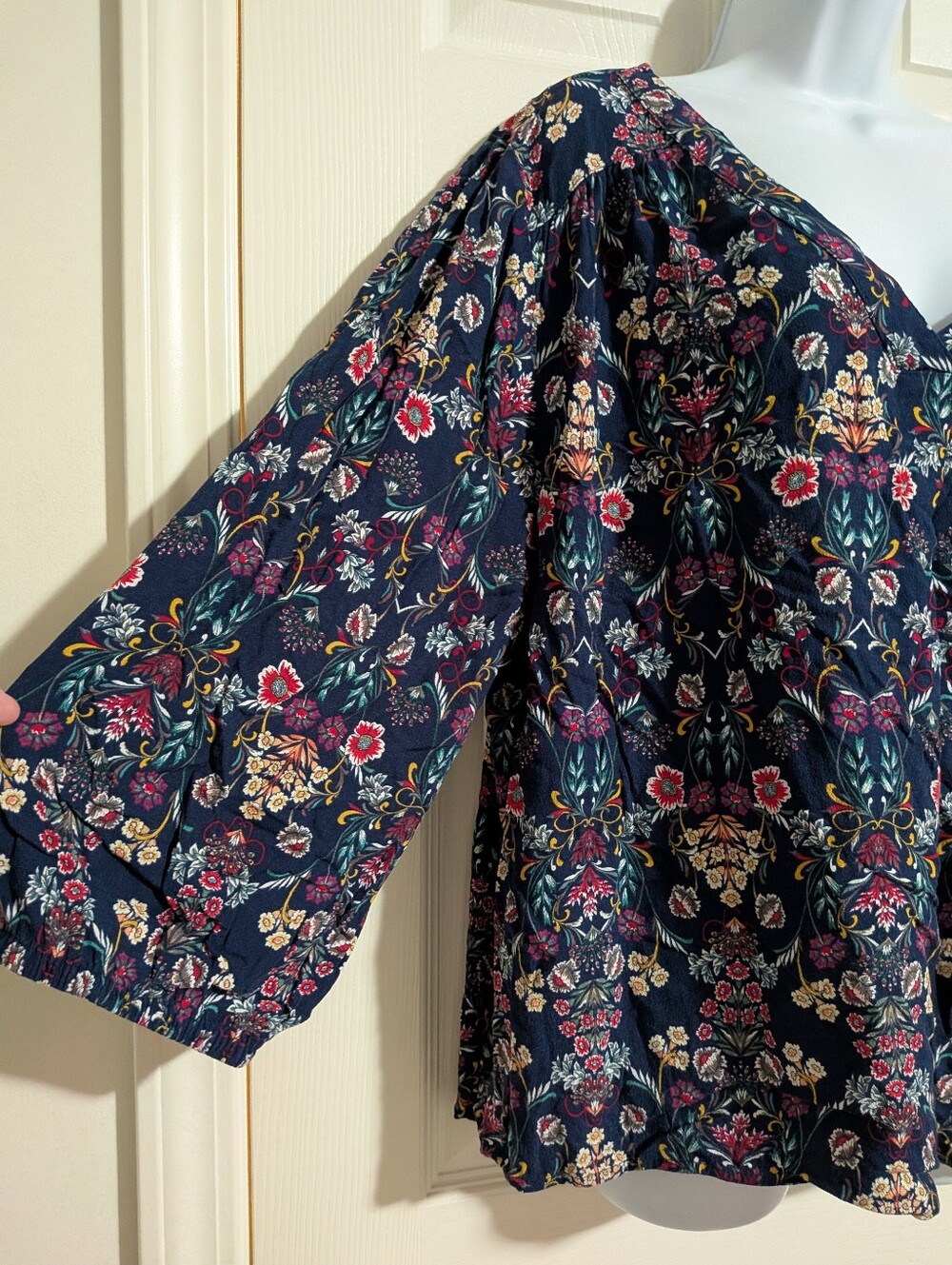 Women's 2X St. John's Bay Dark Floral Blouse - Picture 3 of 6